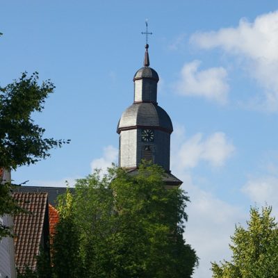 Schloßstraße mit dem Blick auf die Kirche